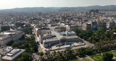 Avusturya 'daki Viyana şehrinin insansız hava aracı görüntüsü. Viyana merkezinin üzerinden aşağı doğru uçuyor. Viyana silueti. Tarihi mimarisi olan sosis şehir merkezi manzarası