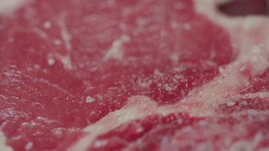 Taze çiğ biftek yakın çekim. Baharatlı taze çiğ biftek. Gastronomik mutfak için et filetosu. Pişirmek için biftek fileto hazırla. Et arka planı. Etlerin makro dokusu