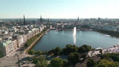 Yukarıdan Hamburg şehri. Almanya 'nın Hamburg kentindeki Binnenalster Gölü' nün panoramik görüntüsü. Merkezde Rathaus belediye binası ve Hamburg 'daki Alster Gölü var. Şehir manzarası Hamburg
