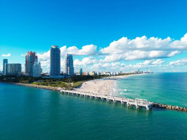 Miami Beach City 'nin hava manzarası. Miami siluetinin insansız hava aracı görüntüsü. Güney Miami Sahili 'nin en iyi manzarası. Lüks gökdelenleri ve okyanusları olan Miami şehri. Miamis 'in ünlü sahil şeridi manzarası