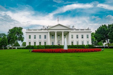 Washington 'daki Beyaz Saray. Amerika başkanının evi. Ulusal bayrağı olan Beyaz Saray. Amerikan başkanlarının evi. Beyaz Saray binası. Federal hükümet. Beyaz Saray ve Amerikan bayrağı