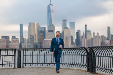 Dışarıdaki iş adamı meslek hayatı tarzında çalışıyor. İş adamı ve şehir. Hedefi olan bir iş kariyeri. İş adamı ve gökdelen. Manhattan 'daki ofis binasının yakınındaki bir iş adamı. New York 'ta iş