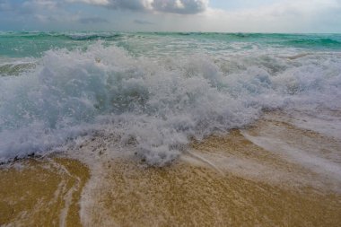 Okyanus dalgaları arka planı. Tropik okyanus dalgaları. Mavi deniz manzaralı. Köpüklü sahil şeridi. Kumsal sahili arka planı. Deniz manzaralı duvar kağıdı. Turkuaz su hareketi. Deniz sahili dalgası. Mavi deniz dalgaları