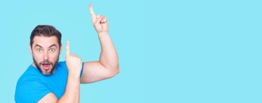 Adam jest yapıyor. Fotokopi alanı ya da reklamı olan olgun bir adamın portresi. Adam mesaj için uzayı işaret ediyor. Gösterişli bir jest. Tanıtım işareti. Erkek model parmak izi.