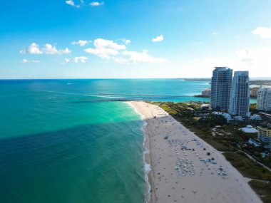 Mavi gökyüzünde bulutlu Miami manzarası. Miami 'nin güney sahili. Miami 'deki gökdelenler, hava manzarası. Florida 'da seyahat hayalleri. Miami şehir manzarası