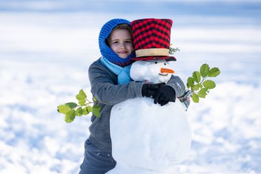 Taze kardan hoşlanan çocuk. Kış çocuğunun yakın plan yüzü. Noel kartı için sevimli bir çocuk. Kar atan çocuk. Kış çocuğu suratı. Çocuk kış aktivitesi. Tatlı kış çocuğu.
