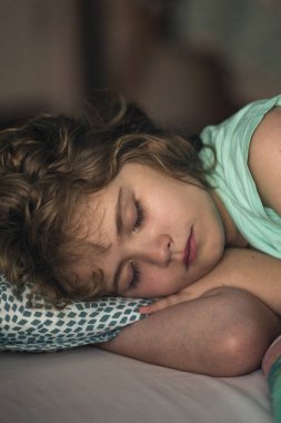 Çocuk evde huzur içinde uyuyor. Çocuklar geceleri rahat yatak odasında uyuyor. Çocuk yastıkta uyuyor. Sakin bir çocukluk uykusu. Çocuk yastığın üzerinde sessizce uyuyor. Çocuklar geceleri uyur. Çocuk için yatma zamanı.