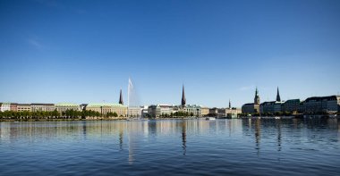 Hamburg 'daki Alster rıhtımındaki tarihi binalar. Hamburg silueti. Hamburg 'un mimarisi