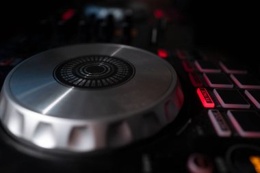 Müzik yapımcısı DJ ritim ve ses. Ses karışımı. DJ denetleyici. Elektronik müzik. Klüp karışık müzik