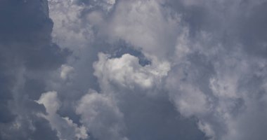 Güneşli bulutlu gökyüzü. Gökyüzünde kümülüs bulutları. Bulut duvar kağıdı. Gökyüzü arka planı. Güneşli bulutlu bir gökyüzü. Beyaz bulutlar duvar kağıdı. Mavi gökyüzü ve beyaz bulutlar. Idyllic bulut