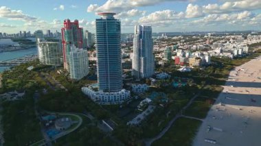 Miami Sahili, Güney Sahili, Florida. Miami Beach, Florida 'nın insansız hava aracı görüntüsü. Florida 'da lüks daireleri ve su yolu olan Miami Plajı. Miami 'deki sahil kıyısı