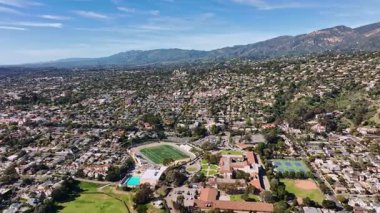 Santa Barbara 'da güneşli bir gün. Santa Barbara kıyıları ve dağları. Santa Barbara hava manzaralı. Tepeli Santa Barbara şehri