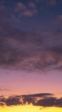 Okyanus üzerinde hareket eden bulutların hızlandırılması. Sabah gökyüzünde dramatik kümülüs bulutları. Pofuduk bulutlar mavi gökyüzünde sürükleniyor. Hareket eden bulutlarla gün doğumu