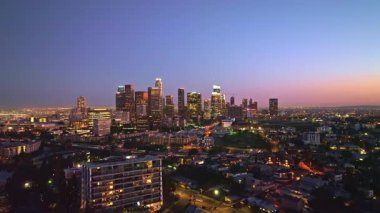 Los Angeles gece hava harekatı. Los Angeles şehir merkezi gece hareketi. Los Angeles şehir merkezi gece görüşü. LA gecesi şehir manzarası videosu. Şehir ışıklarıyla Los Angeles silueti