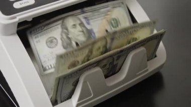 Dolar banknotları sayma makinesinde. Para sayma işlemi. USD banknotları yavaş çekimde
