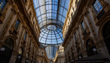 Güneş ışığı, cam kubbeden geçiyor. Milan tarihi. Milano manzaralı klasik tavan turizmi manzarası. Milano 'daki galeri içi cam kubbe. Milano 'da klasik Avrupa tarihi