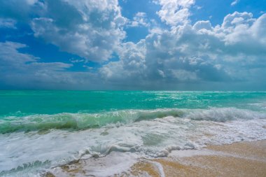 Deniz dalgaları. Okyanus suyu hareketi. Okyanus dalgası arka planı. Derin mavi deniz plajı. Turkuaz dalga. Rüya gibi deniz plajı. Güzel deniz dalgaları