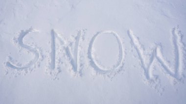 Karlı arka planda kış metni. Kış için karlı baskı tasarımı. Açık havada soğuk kış metinleri. Kar taneli kış metni. Buzlu arka plan ve kar pankartı. Kar baskılı karlı bir alan