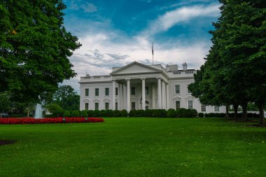 Washington 'daki Beyaz Saray. Beyaz Saray ve demokrasi. Amerikan başkanlarının evi. Beyaz Saray binası. Federal hükümet. Yeşil çimenli Beyaz Saray