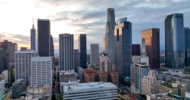 Los Angeles, Kaliforniya, ABD. Amerikan rüyası şehri. İkonik LS drone görüntüsü. Kaliforniya şehrinin ufuk çizgisi. LS metropolü. Los Angeles sokakları ve gökdelenler. Los Angeles şehir merkezi hava manzarası. LS şehir yaşamı