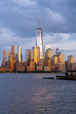 New York, New York şehrinin gökyüzü bulutlarıyla dolu silueti. New York Gökdelenleri. New York City silueti, ABD 'de Manhattan şehri manzarası. Manhattan 'da panoramik manzara. New York silueti. New York, New York