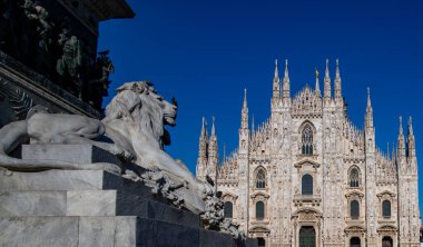 Mavi gökyüzü geçmişiyle Duomo di Milano cephesi. İtalya 'daki Milan Duomo' nun gotik mimari cephesi. Duomo di Milano. Milan Katedrali Duomo 'nun önü. Milano şehri