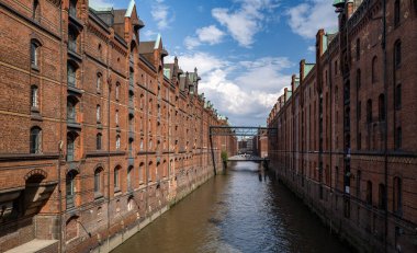 Hamburg tarihi depolarındaki kırmızı tuğla kanal ve köprüler şehir seyahat mimarisi Avrupa mirası ve kültürü şehir endüstriyel tasarımı.