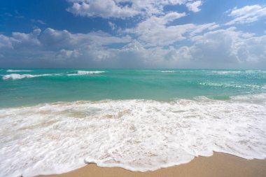 Kristal berraklığında deniz suyu. Lüks sahil tatil köyü. Güzel deniz plajı gün batımı. Sakin deniz sahili manzarası. Idyllic yaz cenneti