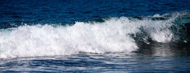 Yuvarlanan deniz dalgaları hareketi. Dalga arkaplanı. Yumuşak deniz dalgaları. Soyut okyanus dokusu. Köpüklü şeffaf deniz dalgaları