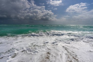Deniz meltemi ferahlatıcı. Parlak deniz plajı güneş ışığı. Rüya gibi deniz sahili manzarası. Çarpıcı deniz plajı duvar kâğıdı. Huzurlu okyanus inzivası. Okyanus titreşimleri. Köpüklü okyanus suyu. Sakin okyanus atmosferi