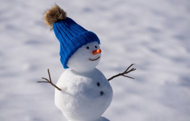 Kış tatili kartı geçmişi için kardan adam. Kardan adam dışarıda, karda. Şenlikli kış posteri için kardan adam. Kışın açık havada eşarplı bir kardan adam. Noel tebrik kartı için kardan adam