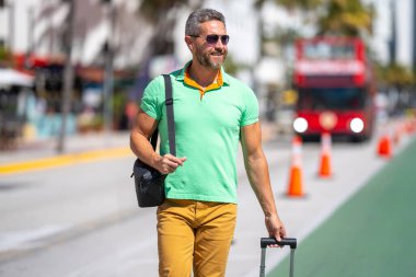 40 'lı yılların yolcusu. Yaz tatilindeki turist. Yaz gezisi için yolcuların bavulları. Yaz turu. Tropik bir kaçamak. Bahar tatili. Bir gezgin yaz gününün tadını çıkarır. Bahar gezisi