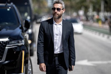 Lüks bir arabanın yanında zengin bir işadamı. Zengin bir iş adamı. Zarif zengin iş adamı. Pahalı arabası olan bir yönetmen. Premium arabada duran zengin bir işadamı. İş başarısı. Zenginlik kavramı