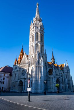 Budapeşte 'deki Matthias Kilisesi gotik kulesi. Budapeşte Macaristan 'da tarihi eser. Budapeşte 'deki ünlü katedral. Budapeşte 'nin eski kasaba bölgesinde seyahat