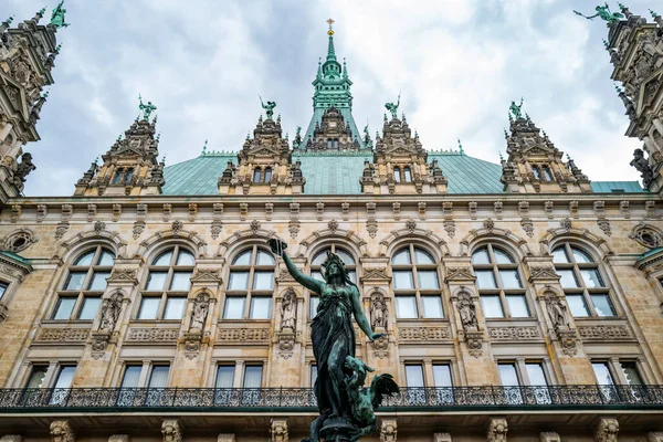 Hamburg Belediyesi Tarihi Taş Mimarisi 'nin ön manzarası Alman Kültür Tarihi Tarihi Tarihi Heykelleri ve İkonik Avrupa Mirası Kulesi