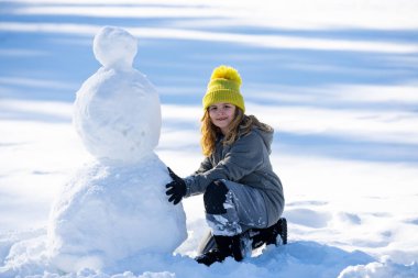 Çocuklar kışın tadını çıkarıyor. Çocuk karda oynuyor. Çocuk dışarı kar fırlatıyor. Kış eldivenli genç bir çocuk. Çocuklar kışın karlı oynarlar. Çocuk kış tatili sahnesinde. Çocuklar karlı bir günde eğleniyor.
