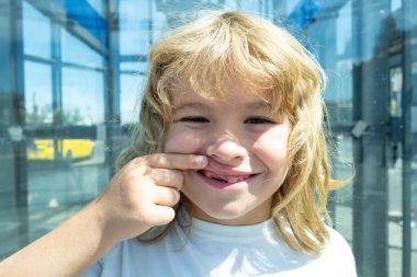 Diş aralığı olan bir çocuk. Dişi eksik, çocuk ağzı kapanışı. Çocuğun yeni dişleri çıkıyor. Dişsiz çocuklar gülümser. Çocuğun dişleri dökülüyor. Çenesi düşük bir çocuk. Çocukta diş büyümesi