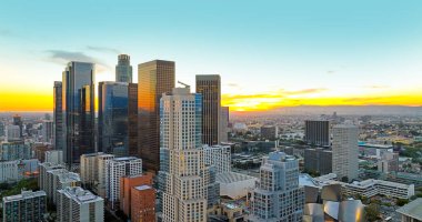 Los Angeles şehir merkezinin gökdelenli insansız hava aracı görüntüsü. Los Angeles gökyüzü manzarası. Los Angeles şehir merkezinin hava görüntüsü. Los Angeles, California 'nın şehir manzarası. Los Angeles manzarasının insansız hava aracı görüntüsü