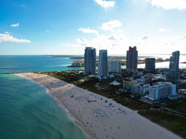 Miami Beach City 'nin hava manzarası. Miami siluetinin insansız hava aracı görüntüsü. Güney Miami Sahili 'nin en iyi manzarası. Lüks gökdelenleri ve okyanusları olan Miami şehri. Miamis 'in ünlü sahil şeridi manzarası