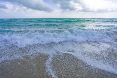 Okyanus dalgaları arka planı. Tropik okyanus dalgaları. Mavi deniz manzaralı. Köpüklü sahil şeridi. Kumsal sahili arka planı. Deniz manzaralı duvar kağıdı. Turkuaz su hareketi. Deniz sahili dalgası. Mavi deniz dalgaları