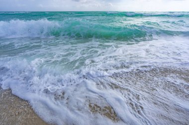 Deniz kıyısında okyanus dalgası hareketi. Yaz deniz esintisi. Deniz doğası arka planı. Huzurlu okyanus. Rüya gibi okyanus ufku. Kıyı okyanusu cennet duvar kâğıdı. Deniz köpüğü dalgaları