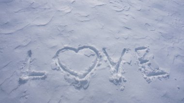 Kar kalbi. Romantik kış sahnesi. Kar aşkı deseni. Karda kalp şeklinde. Kış kalbi geçmişi. Karlı tarlada kar kalbi sembolü