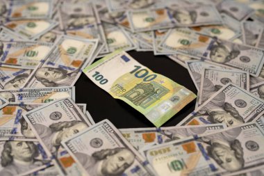 Dolar Avrupa para birimine karşı. USD ve AB para biriminde mali başarı. Yüz dolar ve avroluk banknotlar. Gelir ve mali strateji. Amerikan parası ya da Avrupa parası. Para ve nakit.