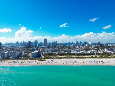 Mavi gökyüzünde bulutlu Miami şehri manzarası. Miami 'nin güney sahili. Miami 'deki gökdelenler, hava manzarası. Florida şehir manzarasında seyahat hayalleri. Güney sahili. Miami Sahil İskelesi. Miamis kıyıları