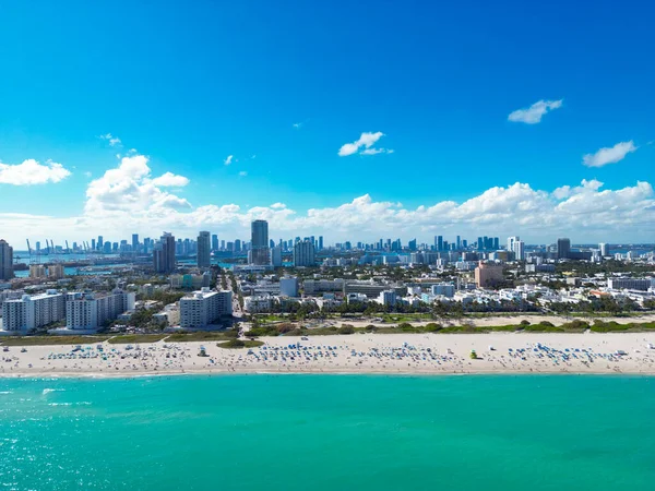 Mavi gökyüzünde bulutlu Miami şehri manzarası. Miami 'nin güney sahili. Miami 'deki gökdelenler, hava manzarası. Florida şehir manzarasında seyahat hayalleri. Güney sahili. Miami Sahil İskelesi. Miamis kıyıları