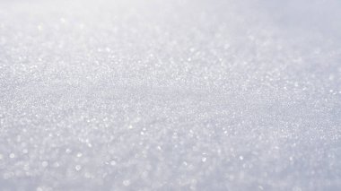 Kar zemini. Beyaz kar desenli kış tarlası. Karlı yüzeyi olan kış arkaplanı. Karlı şablon yakın çekim. Kar desenli beyaz arkaplan