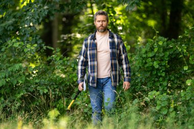 Ormanda baltayla oduncu. Şapkalı sakallı adam elinde baltayla. Ormanda sakallı ve bıyıklı acımasız oduncu. Baltalı Kanadalı oduncu. Odun kesiyorum. Günlük kaydı araçları