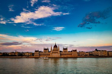 Budapeşte 'de Tuna Nehri üzerindeki Macar Parlamento Binası. Suda yansıması olan Budapeşte Parlamentosu 'nun güzel manzarası. İkonik Macar simgesi. Parlamentoyla Budapeşte şehri