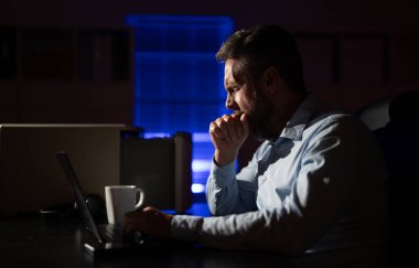 Gece geç saatlere kadar gece bilgisayarında çalışan yorgun bir iş adamı. Baş ağrısı olan çok çalışan bir yönetici. Son teslim tarihinde stresli çalışan. Serbest kariyer problemleri. Ofis çalışanı