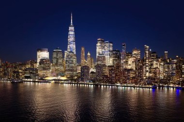 New York City gökdelenleri panoramik bir manzara oluşturuyor. Manhattan Kulesi ile New York silueti. New York havacılık şehri manzarası. New York Şehri Hudson Nehri silueti. New York gece metropolü silueti